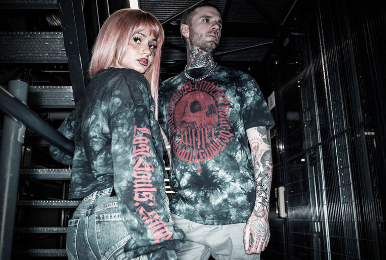 Lost Souls / Lost Souls combines youthful streetwear styles with a dark, modern aesthetic. Deep tie-dye washes in black and red meet raw-looking graphics and striking prints, lending each piece a mystical intensity.The collection features precise, contemporary cuts: T-shirts, hoodies, jumpers, cropped tops and joggers create urban silhouettes that look casual, modern and full of character. Textured details, patches and wash effects enhance the individual look. / Objavte teraz!