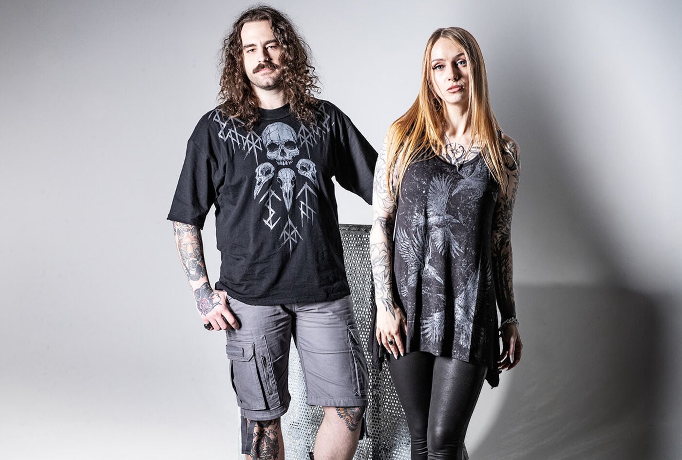 Beaks, Claws & Skulls / Kolekcia Black Premium &ndash; vytvoren&aacute; na sez&oacute;nu jeseň/zima 2026 &ndash; bola in&scaron;pirovan&aacute; temn&yacute;m svetom, kde br&aacute;ny noci str&aacute;žia havrany a ďal&scaron;ie okr&iacute;dlen&iacute; pred&aacute;tori, a tiež mot&iacute;vmi spojen&yacute;mi so smrťou, ako s&uacute; lebky. Na&scaron;a nov&aacute; kolekcia kombinuje gotick&uacute; symboliku s modernou, expres&iacute;vnou estetikou, ktor&aacute; oslov&iacute; ženy aj mužov. &nbsp;Dominantnou farbou zost&aacute;va čierna, zatiaľ čo jemn&eacute; odtiene &scaron;edej a vyblednut&eacute; t&oacute;ny dod&aacute;vaj&uacute; celej kolekcii hĺbku a vintage n&aacute;dych. Lebky, havrany, perie, paz&uacute;ry a kostrov&eacute; prvky s&uacute; kľ&uacute;čov&yacute;mi prvkami kolekcie a objavuj&uacute; sa v potlačiach a ďal&scaron;&iacute;ch detailoch zdobiacich tieto odevy. &nbsp;Žensk&eacute; strihy &ndash; na jednej strane &ndash; a mierne drsnej&scaron;ie formy &ndash; na strane druhej &ndash; vytv&aacute;raj&uacute; rovnov&aacute;hu medzi romantick&yacute;m gotick&yacute;m &scaron;t&yacute;lom a alternat&iacute;vnym streetwearom. Grafika in&scaron;pirovan&aacute; anatomick&yacute;mi mot&iacute;vmi, obr&aacute;zkami vt&aacute;kov a estetikou tetovania kombinuje t&eacute;my smrti, pr&iacute;rody a temnoty. V&yacute;sledkom je tajomn&yacute;, znepokojuj&uacute;ci a origin&aacute;lny vizu&aacute;lny vesm&iacute;r. / Pozrieť sa