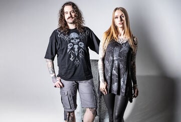 Beaks, Claws & Skulls / Kolekcia Black Premium &ndash; vytvoren&aacute; na sez&oacute;nu jeseň/zima 2026 &ndash; bola in&scaron;pirovan&aacute; temn&yacute;m svetom, kde br&aacute;ny noci str&aacute;žia havrany a ďal&scaron;ie okr&iacute;dlen&iacute; pred&aacute;tori, a tiež mot&iacute;vmi spojen&yacute;mi so smrťou, ako s&uacute; lebky. Na&scaron;a nov&aacute; kolekcia kombinuje gotick&uacute; symboliku s modernou, expres&iacute;vnou estetikou, ktor&aacute; oslov&iacute; ženy aj mužov. &nbsp;Dominantnou farbou zost&aacute;va čierna, zatiaľ čo jemn&eacute; odtiene &scaron;edej a vyblednut&eacute; t&oacute;ny dod&aacute;vaj&uacute; celej kolekcii hĺbku a vintage n&aacute;dych. Lebky, havrany, perie, paz&uacute;ry a kostrov&eacute; prvky s&uacute; kľ&uacute;čov&yacute;mi prvkami kolekcie a objavuj&uacute; sa v potlačiach a ďal&scaron;&iacute;ch detailoch zdobiacich tieto odevy. &nbsp;Žensk&eacute; strihy &ndash; na jednej strane &ndash; a mierne drsnej&scaron;ie formy &ndash; na strane druhej &ndash; vytv&aacute;raj&uacute; rovnov&aacute;hu medzi romantick&yacute;m gotick&yacute;m &scaron;t&yacute;lom a alternat&iacute;vnym streetwearom. Grafika in&scaron;pirovan&aacute; anatomick&yacute;mi mot&iacute;vmi, obr&aacute;zkami vt&aacute;kov a estetikou tetovania kombinuje t&eacute;my smrti, pr&iacute;rody a temnoty. V&yacute;sledkom je tajomn&yacute;, znepokojuj&uacute;ci a origin&aacute;lny vizu&aacute;lny vesm&iacute;r. / Pozrieť sa