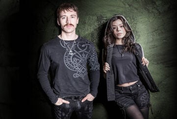 Celtic Snake / Kolekcia Black Premium od EMP je surov&aacute;, siln&aacute; a bohat&aacute; na symboliku. Jej jadrom je had - starovek&yacute; symbol sily, transform&aacute;cie a neporaziteľnosti. V kombin&aacute;cii s v&yacute;razn&yacute;mi uzlov&yacute;mi vzormi vytv&aacute;ra vzhľad, ktor&yacute; p&uacute;ta pozornosť.Vyvinuli sme exkluz&iacute;vne, v&yacute;razn&eacute; a nekompromisn&eacute; potlače a v&yacute;&scaron;ivky; bohatosť detailov rob&iacute; každ&yacute; kus okamžite ikonick&yacute;m. Vynikaj&uacute;ce povrchov&eacute; &uacute;pravy, ako s&uacute; gomb&iacute;ky na mieru a sťahovacie &scaron;n&uacute;rky, dod&aacute;vaj&uacute; každ&eacute;mu kusu dokonal&yacute; vzhľad a zabezpečuj&uacute;, že každ&yacute; kus je skutočne jedinečn&yacute;.Vyniknite. Vytvorte si vlastn&uacute; cestu s kolekciou Celtic Snake od Black Premium by EMP: vytvorenou pre nez&aacute;visl&yacute;ch / Objavte teraz!