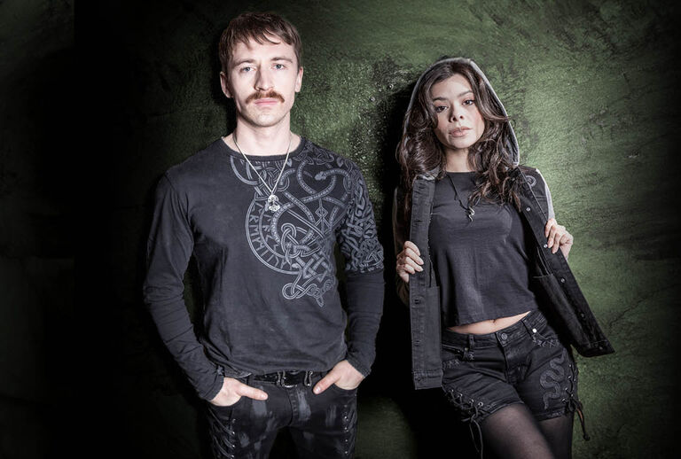 Celtic Snake / Kolekcia Black Premium od EMP je surov&aacute;, siln&aacute; a bohat&aacute; na symboliku. Jej jadrom je had - starovek&yacute; symbol sily, transform&aacute;cie a neporaziteľnosti. V kombin&aacute;cii s v&yacute;razn&yacute;mi uzlov&yacute;mi vzormi vytv&aacute;ra vzhľad, ktor&yacute; p&uacute;ta pozornosť.Vyvinuli sme exkluz&iacute;vne, v&yacute;razn&eacute; a nekompromisn&eacute; potlače a v&yacute;&scaron;ivky; bohatosť detailov rob&iacute; každ&yacute; kus okamžite ikonick&yacute;m. Vynikaj&uacute;ce povrchov&eacute; &uacute;pravy, ako s&uacute; gomb&iacute;ky na mieru a sťahovacie &scaron;n&uacute;rky, dod&aacute;vaj&uacute; každ&eacute;mu kusu dokonal&yacute; vzhľad a zabezpečuj&uacute;, že každ&yacute; kus je skutočne jedinečn&yacute;.Vyniknite. Vytvorte si vlastn&uacute; cestu s kolekciou Celtic Snake od Black Premium by EMP: vytvorenou pre nez&aacute;visl&yacute;ch / Objavte teraz!