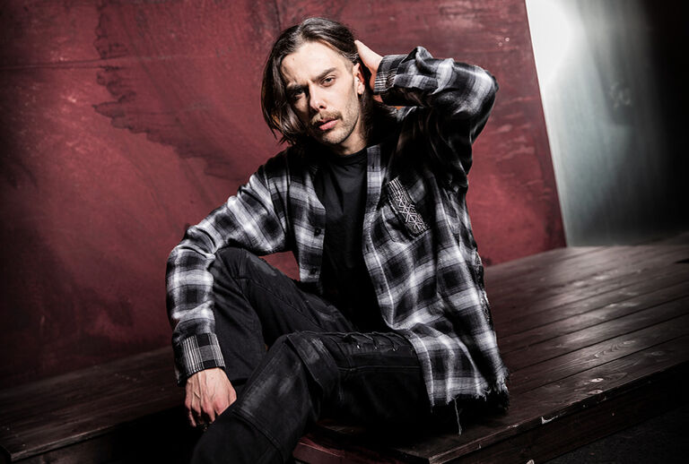 Pagan Roots / T&aacute;to kolekcia Pagan Roots čerp&aacute; zo starod&aacute;vnej symboliky: runy, ochrann&eacute; kruhy a folkl&oacute;rne znaky, ktor&eacute; sa zdaj&uacute; byť vyrezan&eacute; z ritu&aacute;lneho dreva. T&oacute;ny čiernej a tmavočervenej s drsn&yacute;mi n&aacute;nosmi pripom&iacute;naj&uacute; zem, žerav&eacute; uhl&iacute;ky a nočn&eacute; obrady.Každ&yacute; odev viditeľne nesie tento symbolick&yacute; svet &ndash; niekedy ako veľkorozmern&yacute; symbol, inokedy ako jemn&eacute; pozadie pripom&iacute;naj&uacute;ce časom opotrebovan&eacute; fresky. N&aacute;vrhy sa javia ako modern&eacute; artefakty zroden&eacute; z pohansk&yacute;ch obradov a ľudov&yacute;ch legiend.Nov&eacute; oversized strihy vytv&aacute;raj&uacute; siln&uacute; siluetu, vyv&aacute;žen&uacute; medzi ritu&aacute;lnym oblečen&iacute;m a streetwearom. Oblečenie, ktor&eacute; m&aacute;, zd&aacute; sa, korene hlboko ukotven&eacute; v prad&aacute;vnej p&ocirc;de. / Objavte teraz!