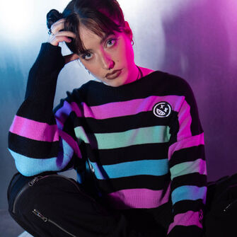 Pulóver v pruhovanom vzhľade