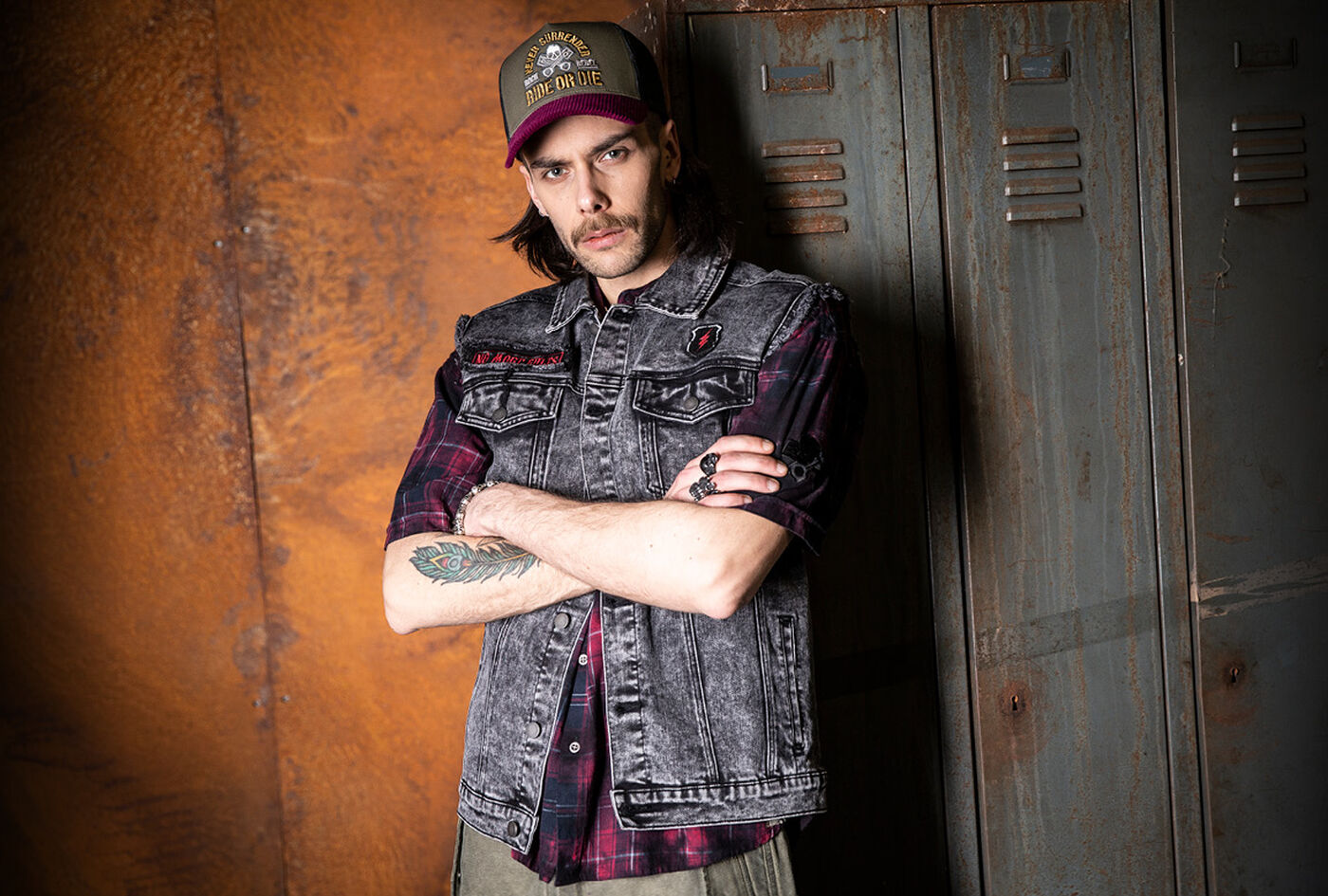Free Spirit / Kolekcia Free Spirit prin&aacute;&scaron;a do v&aacute;&scaron;ho &scaron;t&yacute;lu sviežu vintage atmosf&eacute;ru: zmes v&yacute;raznej vintage a rockabilly estetiky. Každ&yacute; k&uacute;sok p&ocirc;sob&iacute; z&aacute;merne vypran&yacute;m, autentick&yacute;m a rebelsk&yacute;m dojmom &ndash; napriek tomu zost&aacute;va nadčasov&yacute;.Klasick&eacute; mot&iacute;vy sa objavuj&uacute; v novom svetle a premieňaj&uacute; sa na neform&aacute;lne rockabilly v&yacute;roky. K tomu sa prid&aacute;vaj&uacute; vybran&eacute; k&uacute;sky ako pl&aacute;žov&eacute; &scaron;ortky, puffer style, trucker &scaron;iltovky s menžestrov&yacute;mi &scaron;iltmi a ladiace opasky, ktor&eacute; dokonale vystihuj&uacute; slobodomyseľn&uacute; atmosf&eacute;ru. / Objavte teraz!