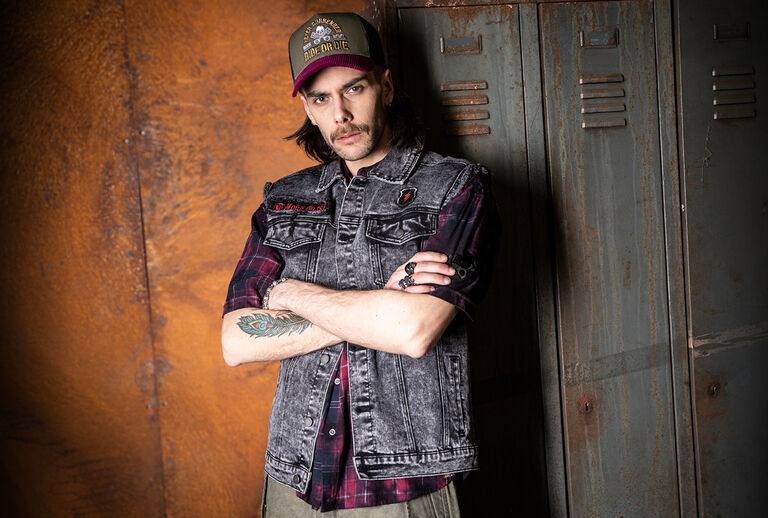 Free Spirit / Kolekcia Free Spirit prin&aacute;&scaron;a do v&aacute;&scaron;ho &scaron;t&yacute;lu sviežu vintage atmosf&eacute;ru: zmes v&yacute;raznej vintage a rockabilly estetiky. Každ&yacute; k&uacute;sok p&ocirc;sob&iacute; z&aacute;merne vypran&yacute;m, autentick&yacute;m a rebelsk&yacute;m dojmom &ndash; napriek tomu zost&aacute;va nadčasov&yacute;.Klasick&eacute; mot&iacute;vy sa objavuj&uacute; v novom svetle a premieňaj&uacute; sa na neform&aacute;lne rockabilly v&yacute;roky. K tomu sa prid&aacute;vaj&uacute; vybran&eacute; k&uacute;sky ako pl&aacute;žov&eacute; &scaron;ortky, puffer style, trucker &scaron;iltovky s menžestrov&yacute;mi &scaron;iltmi a ladiace opasky, ktor&eacute; dokonale vystihuj&uacute; slobodomyseľn&uacute; atmosf&eacute;ru.D&ocirc;raz je kladen&yacute; na ko&scaron;ele, tričk&aacute;, topy a leg&iacute;ny, v&scaron;etky so skutočn&yacute;m vintage vzhľadom, &scaron;peci&aacute;lnym pran&iacute;m a zvierac&iacute;mi potlačami, ktor&eacute; definuj&uacute; nezameniteľn&yacute; retro charakter kolekcie. / Objavte teraz!