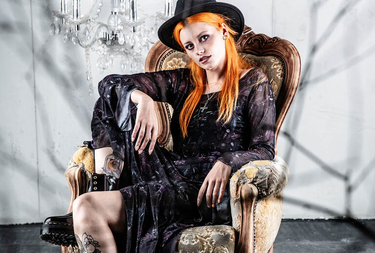 Mystical Woods / Mystick&eacute; lesy v&aacute;s prenes&uacute; do rozmarn&eacute;ho gotick&eacute;ho sveta: čarodejn&iacute;cke byliny, mole a nebesk&eacute; mot&iacute;vy s&uacute; tlačen&eacute;, vy&scaron;&iacute;van&eacute; a razen&eacute; na spl&yacute;vav&yacute;ch l&aacute;tkach. In&scaron;pir&aacute;cia poch&aacute;dza zo spl&yacute;vav&yacute;ch outfitov Stevie Nicks a popul&aacute;rnych čarodejn&iacute;ckych klasik, ako napr&iacute;klad &bdquo;Charmed&ldquo;. Tento &bdquo;Whimsigoth&ldquo; &scaron;t&yacute;l je farebnej&scaron;ou a mlad&scaron;ou čarodejn&iacute;ckou sestrou romantick&eacute;ho gotick&eacute;ho &scaron;t&yacute;lu.Jedn&yacute;m z vrcholov letnej kolekcie je klob&uacute;k vyroben&yacute; z vysoko kvalitnej 100 % vlnenej plsti s v&yacute;&scaron;ivkou na vn&uacute;tornom &scaron;ilte. Zvolili sme 100 % vlnu, aby sme zabezpečili t&uacute; najlep&scaron;iu kvalitu, a tak si tento k&uacute;sok m&ocirc;žete už&iacute;vať dlh&eacute; roky. / Objavte teraz!