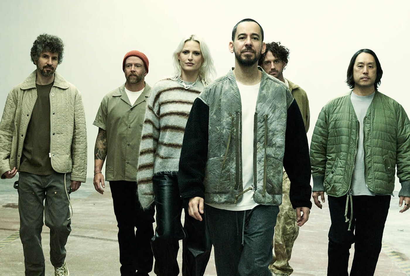 Linkin Park s&uacute; nepopierateľne jednou z najvplyvnej&scaron;&iacute;ch rockov&yacute;ch skup&iacute;n v&scaron;etk&yacute;ch čias s nespočetn&yacute;mi nezabudnuteľn&yacute;mi hitmi, ktor&eacute; formovali hudobn&uacute; sc&eacute;nu.Teraz, sedem rokov po ich poslednom albume a srdcerv&uacute;cej strate Chestera Benningtona, s&uacute; sp&auml;ť s nov&yacute;m albumom: From ZeroNepreme&scaron;kajte tento moment &ndash; ​​pozrite si nov&yacute; album a objavujte najnov&scaron;&iacute; merch!