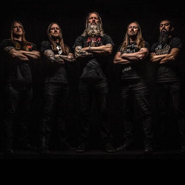 Amon Amarth sp&aacute;ja epick&eacute; mel&oacute;die s nap&iacute;nav&yacute;mi pr&iacute;behmi zo seversk&yacute;ch legiend!Vkročte ďalej do sveta hromov&yacute;ch riffov a hrdinsk&yacute;ch v&yacute;konov:Z&iacute;skajte svoj exkluz&iacute;vny tovar Amon Amarth e&scaron;te dnes!