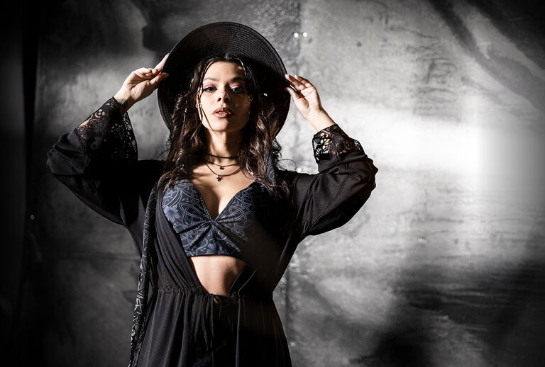 Rooted In Reverance / Kolekcia Black Premium od EMP je surov&aacute;, siln&aacute; a bohat&aacute; na symboliku. Jej jadrom je had - starovek&yacute; symbol sily, transform&aacute;cie a neporaziteľnosti. V kombin&aacute;cii s v&yacute;razn&yacute;mi uzlov&yacute;mi vzormi vytv&aacute;ra vzhľad, ktor&yacute; p&uacute;ta pozornosť.Vyvinuli sme exkluz&iacute;vne, v&yacute;razn&eacute; a nekompromisn&eacute; potlače a v&yacute;&scaron;ivky; bohatosť detailov rob&iacute; každ&yacute; kus okamžite ikonick&yacute;m. Vynikaj&uacute;ce povrchov&eacute; &uacute;pravy, ako s&uacute; gomb&iacute;ky na mieru a sťahovacie &scaron;n&uacute;rky, dod&aacute;vaj&uacute; každ&eacute;mu kusu dokonal&yacute; vzhľad a zabezpečuj&uacute;, že každ&yacute; kus je skutočne jedinečn&yacute;. / Objavte teraz!