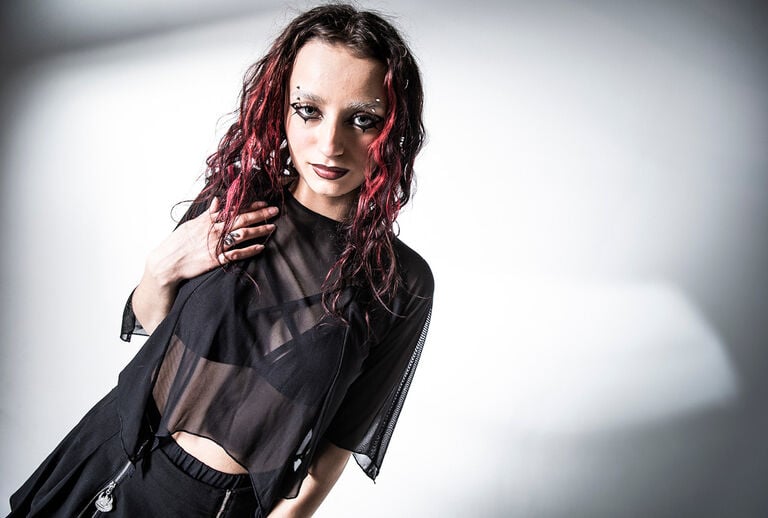 The Void / T&aacute;to kolekcia v&aacute;s prenesie do sveta nu-goth estetiky: hlbokej čiernej, okultizmu a znakov s ručne kreslen&yacute;mi symbolmi a mystick&yacute;mi ilustr&aacute;ciami. In&scaron;pirovan&yacute; Nietzscheho cit&aacute;tom: &bdquo;Ak hľad&iacute;&scaron; dostatočne dlho do priepasti, priepasť začne hľadieť do teba,&ldquo; v&yacute;sledkom je pohľad, ktor&yacute; p&ocirc;sob&iacute; ako zrkadlo priepasti samotnej.Oversized, detaily, jemn&eacute; sieťovan&eacute; prvky a kovov&eacute; akcenty vytv&aacute;raj&uacute; temn&yacute;, modern&yacute; čarodejn&iacute;cky postoj. Ilustrat&iacute;vne mot&iacute;vy, reťaze a pl&aacute;vaj&uacute;ce a čiastočne rozstrapkan&eacute; pleten&eacute; &scaron;trukt&uacute;ry sp&aacute;jaj&uacute; vysok&uacute; m&oacute;du s chladnou a temnou atmosf&eacute;rou nu-goth &scaron;t&yacute;lu &ndash; bez &uacute;stupkov romantizmu, ale zost&aacute;vaj&uacute; surov&eacute;, ľadov&eacute; a z&aacute;hadn&eacute;. / Objavte teraz!