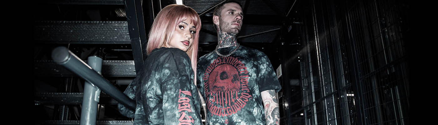 Lost Souls / Lost Souls combines youthful streetwear styles with a dark, modern aesthetic. Deep tie-dye washes in black and red meet raw-looking graphics and striking prints, lending each piece a mystical intensity.The collection features precise, contemporary cuts: T-shirts, hoodies, jumpers, cropped tops and joggers create urban silhouettes that look casual, modern and full of character. Textured details, patches and wash effects enhance the individual look. / Objavte teraz!
