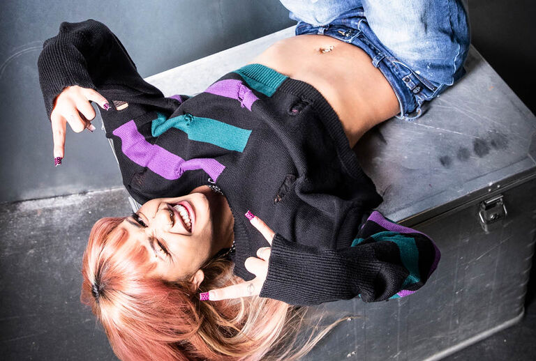 Cute Morbid / Nov&aacute; kolekcia Full Volume od EMP sa pohr&aacute;va s podmaniv&yacute;m kontrastom medzi sladk&yacute;m a morbidn&yacute;m, jemn&yacute;m a tmav&yacute;m. Z&aacute;klad tvoria hlbok&eacute; čierne t&oacute;ny, zatiaľ čo nuansy fialovej vytv&aacute;raj&uacute; takmer &eacute;terick&uacute; atmosf&eacute;ru.Oversizes strihy vytv&aacute;raj&uacute; pohodln&uacute; a z&aacute;roveň &scaron;t&yacute;lov&uacute; siluetu, ide&aacute;lnu na predvedenie p&uacute;tav&yacute;ch dizajnov. Holografick&eacute; potlače a kontrastn&eacute; pruhy zachyt&aacute;vaj&uacute; svetlo a dod&aacute;vaj&uacute; každ&eacute;mu k&uacute;sku trblietav&yacute; n&aacute;dych.Za očaruj&uacute;cim zovňaj&scaron;kom sa skr&yacute;va temn&eacute; tajomstvo. Stač&iacute; sa pozrieť na mot&yacute;ľa a kr&aacute;lika, symboly, ktor&eacute; nanovo definuj&uacute; sladkosť a dod&aacute;vaj&uacute; n&aacute;dych stra&scaron;idelnej estetiky. / Objavte teraz!